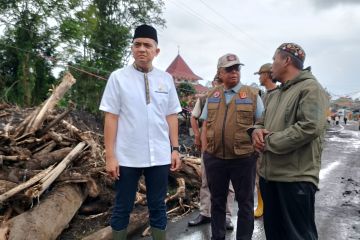 Anggota DPR RI berikan bantuan korban banjir lahar Marapi