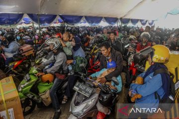 Ribuan pemudik motor padati Pelabuhan Ciwandan