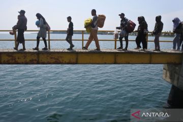 Kapal bantuan bagi pemudik tujuan Pulau Raas