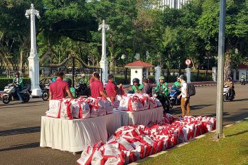 Setpres bagi-bagi bantuan sembako untuk warga di depan Istana Merdeka