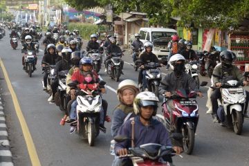 Pemudik bersepeda motor di Jalinsum Lampung