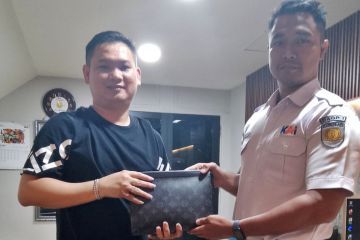 Petugas Stasiun Tawang kembalikan tas penumpang senilai ratusan juta