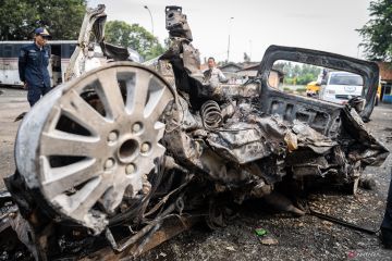 Olah TKP kecelakaan Tol Jakarta-Cikampek KM 58