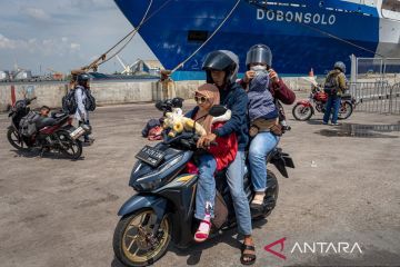 KM Dobonsolo angkut pemudik sepeda motor tiba di Semarang