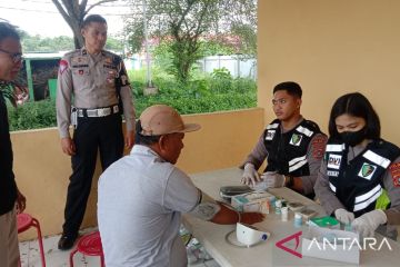 Polda Sultra tes urine sopir angkutan mudik di Terminal Baruga