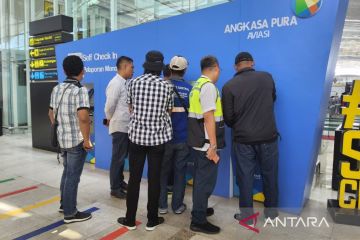 Bandara Kualanamu edukasi pemudik gunakan mesin check-in mandiri