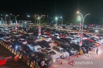 Parade klakson dan lampu dim warnai antrean mobil masuk kapal di Merak