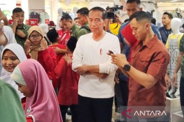 Presiden Jokowi ajak puluhan anak yatim belanja baju lebaran
