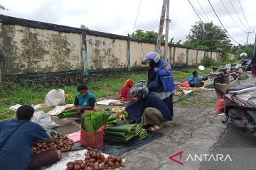 Mama Papua di Timika rutin siapkan anyaman ketupat jelang Lebaran