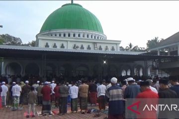 Jamaah Ponpes Mahfilud Dluror di Jember berlebaran hari ini