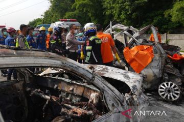 Ini sejumlah kemungkinan penyebab mobil terbakar saat tabrakan