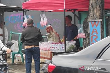 Pedagang bunga di sekitar TPU Pondok Ranggon laris manis saat Lebaran