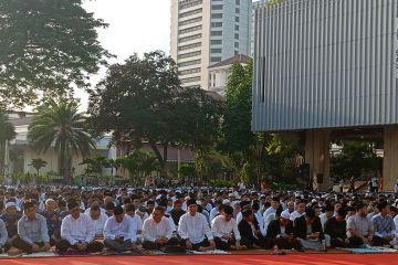 Umat muslim padati Balai Kota DKI untuk Sholat Idul Fitri