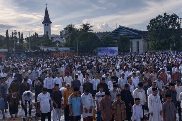 Ribuan umat Islam Sholat Ied di lapangan Merdeka Ambon