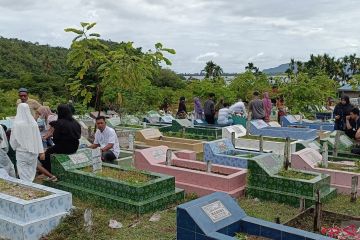 Warga Muslim Kota Jayapura ziarah kubur saat Idul Fitri 1445 Hijriah