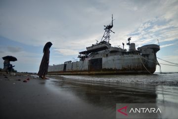 Kapal bekas KRI Teluk Bone  511 yang terdampar di Pariaman jadi objek wisata