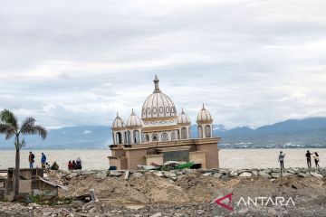 Wisata masjid terapung bekas tsunami di Palu
