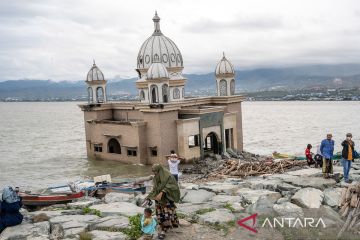 Wisata masjid terapung bekas tsunami di Palu