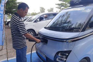 Puluhan pemudik pengguna mobil listrik nyaman ngecas di rest area JTTS