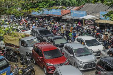 Jalur menuju Pantai Wisata Carita macet lima kilometer