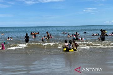 Ratusan warga kunjungi kawasan pantai di Bengkulu selama libur lebaran