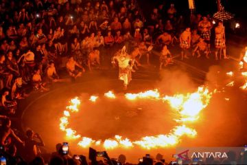 Wisata Tari Kecak di Uluwatu Bali