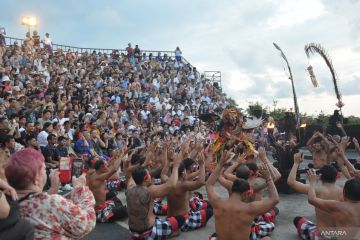 Penari Kecak di Uluwatu tampil dua kali sehari sepanjang momen Lebaran