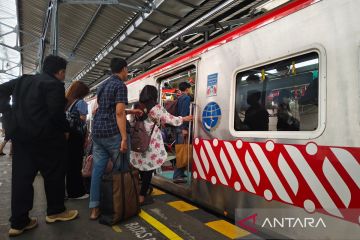 KAI Commuter imbau orang tua jaga anak saat perjalanan