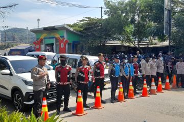 Kawasan wisata Pantai Anyer penuh polisi berlakukan one way