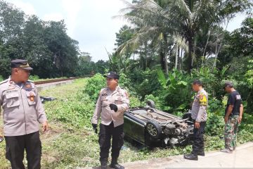 Polres Serang evakuasi mobil pemudik tertabrak kereta api