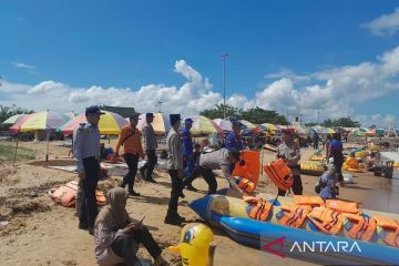 Polres Tanah Laut kerahkan ratusan personel di wisata pantai 