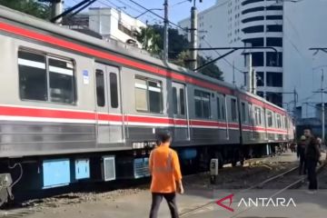 KAI Commuter evakuasi rangkaian kereta yang anjlok di WTC Mangga Dua