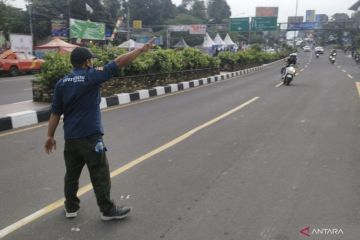 Relawan di Simpang Gadog halau para pemotor nyaris masuk ke Jagorawi