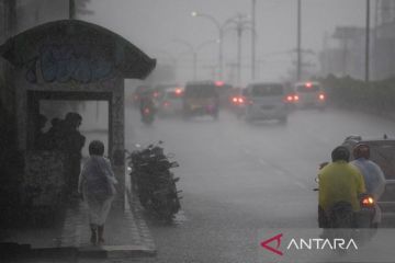 BMKG prakirakan hujan disertai petir melanda 11 provinsi pada Kamis