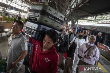 Arus balik Lebaran mulai padat di Stasiun Senen