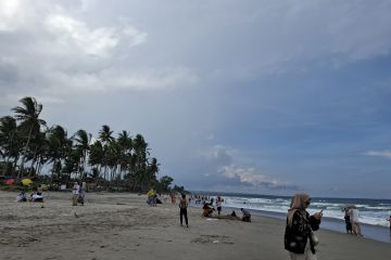 Pantai di Pesisir Barat ramai dikunjungi wisatawan di libur Lebaran