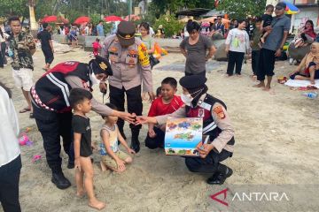 Kapolsek Pademangan bagikan mainan ke anak-anak yang kunjungi Ancol