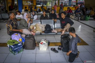 Penumpang arus balik mulai berdatangan di Terminal Kampung Rambutan