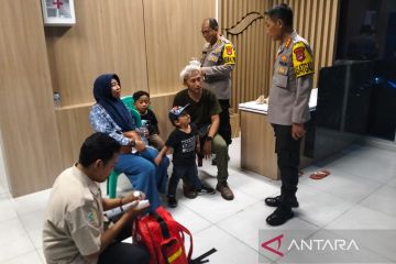 Polda Banten evakuasi pemilir alami sesak nafas di Dermaga VII