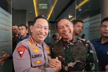 Kapolri dan Panglima berangkulan saat ditanya soal bentrok di Sorong