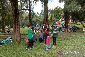 Belasan ribu wisatawan berlibur hari raya di Kebun Raya Cibodas