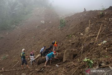 Tim SAR gabungan dan warga bahu-membahu cari korban tanah longsor di Tana Toraja