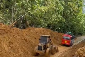 Longsor lagi, terjang jalan nasional perbatasan RI-Malaysia di Kalbar