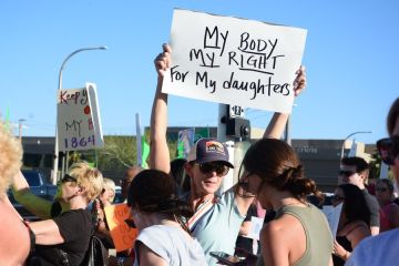 Warga protes pemberlakuan kembali larangan aborsi 1864 di Arizona