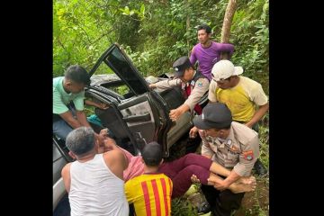 Polisi evakuasi korban kecelakaan mobil pengantin di Trenggalek