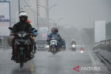 Mayoritas kota besar berpotensi hujan akibat dua siklon tropis