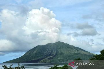 Gunung Ruang di Sitaro meletus, lontarkan abu setinggi 500 meter