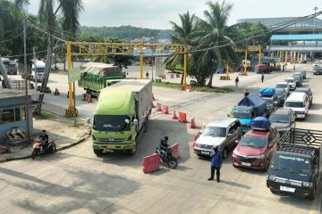Aktivitas kendaraan di Pelabuhan Bakaunei ramai lancar pada H+6