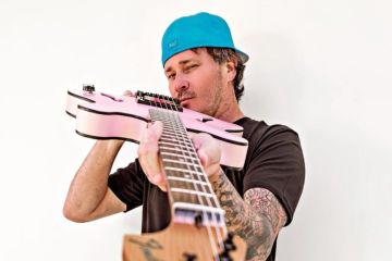 Tom DeLonge Blink-182 perkenalkan gitar "signature" Fender Starcaster