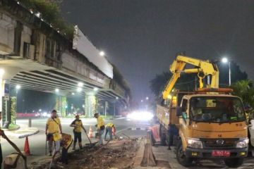 Trotoar sekitar Citywalk dipangkas untuk mencegah penyempitan jalur